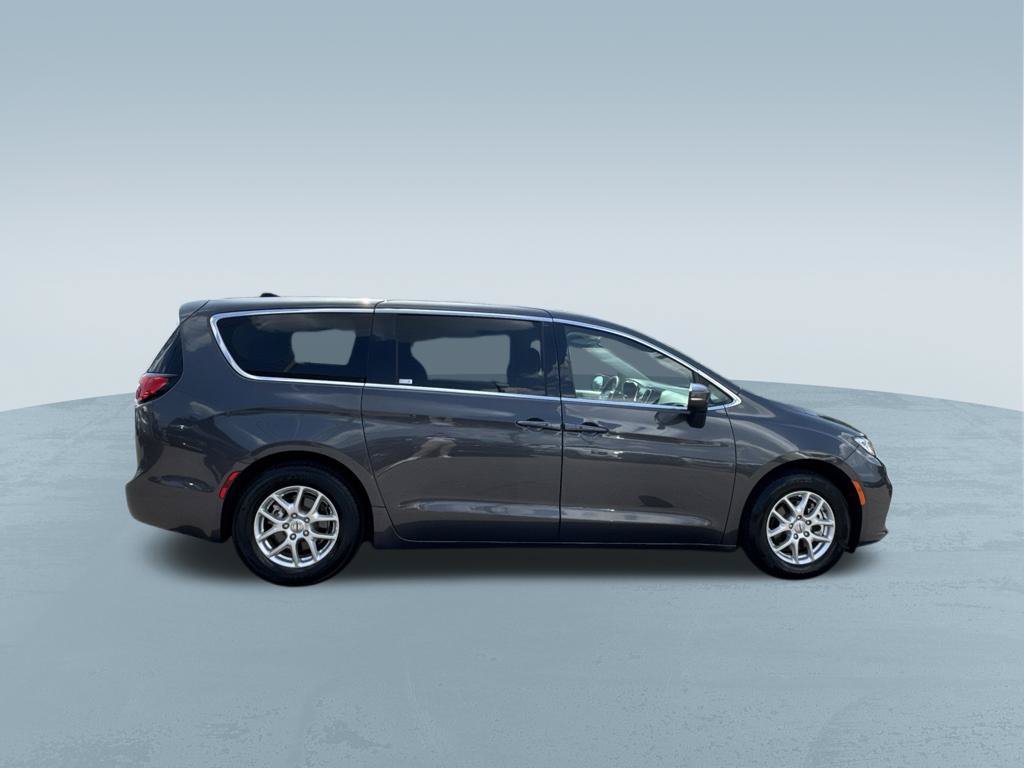 Used 2023 Chrysler Pacifica Touring-L FWD image 9
