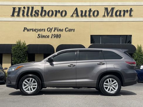 Used 2016 Toyota Highlander LE FWD image 3