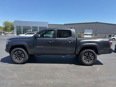 Used 2022 Toyota Tacoma TRD Sport AWD/4WD image 4