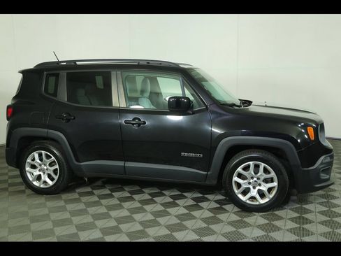 Used 2015 Jeep Renegade Latitude w/ Cold Weather Group FWD image 13