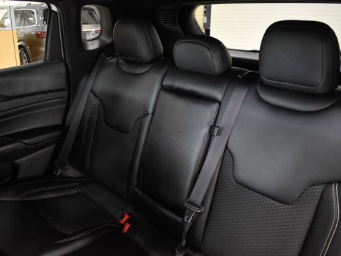 Used 2024 Jeep Compass Latitude w/ Convenience Group AWD/4WD image 30
