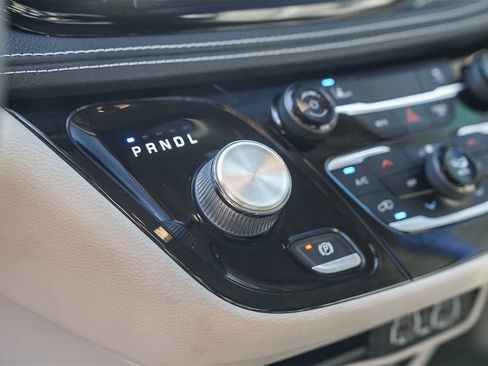 Used 2022 Chrysler Pacifica Touring-L image 16