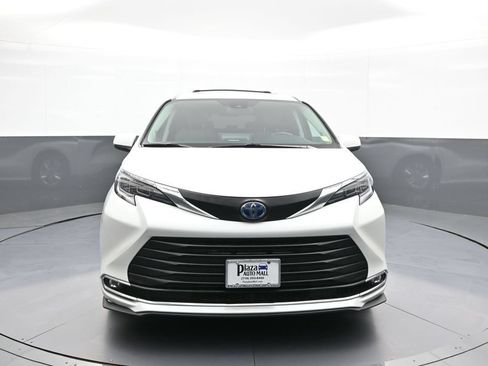 Used 2024 Toyota Sienna XLE w/ XLE Plus Package AWD/4WD image 2