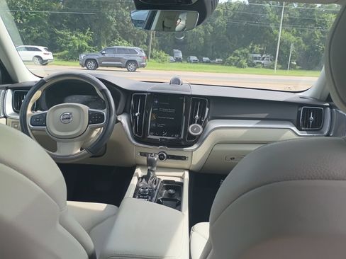 Used 2018 Volvo XC60 T5 Momentum w/ Convenience Package AWD/4WD image 7