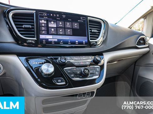 Used 2024 Chrysler Pacifica Touring-L FWD image 42