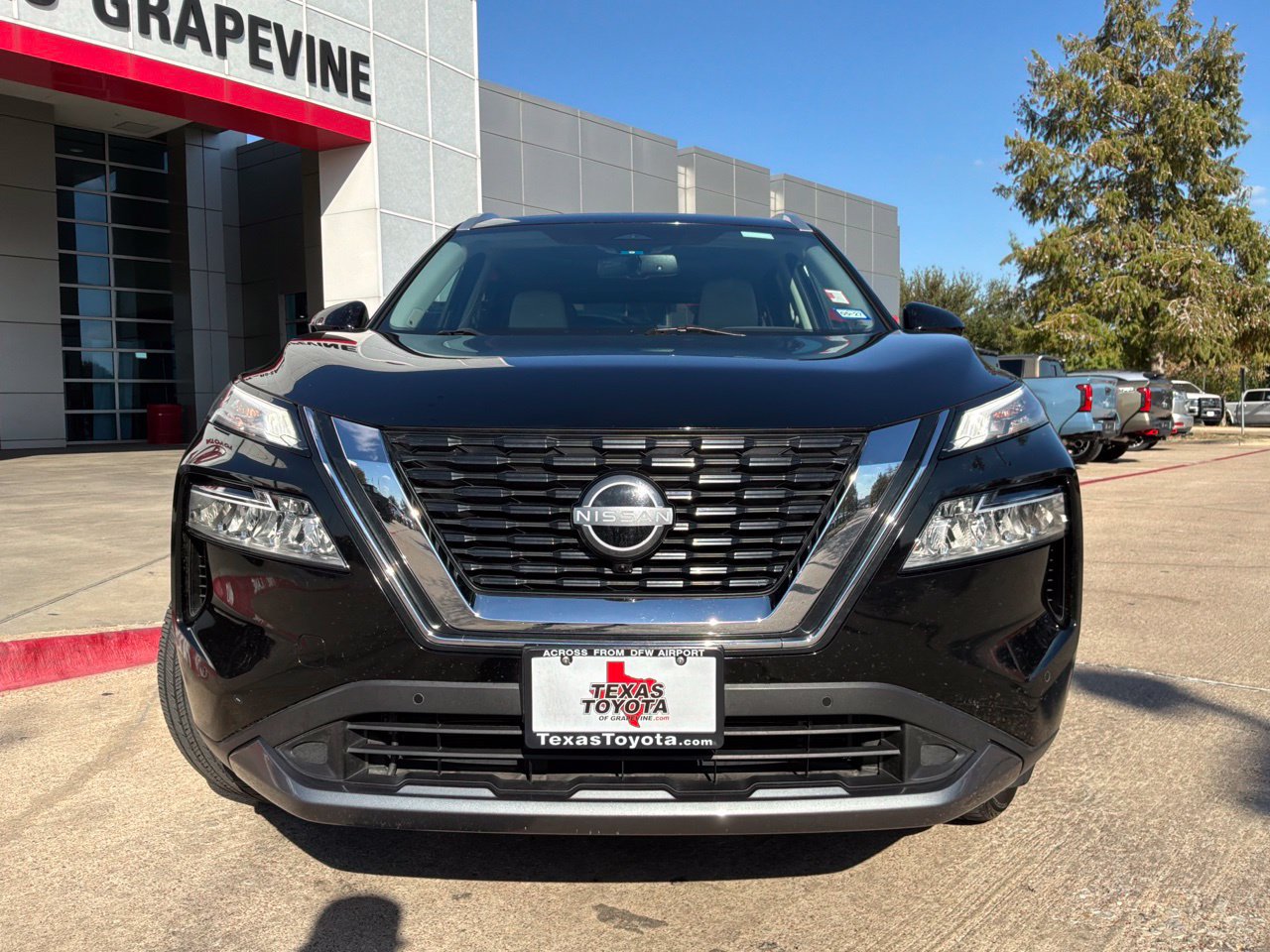 Used 2023 Nissan Rogue SL w/ SL Premium Package FWD image 4