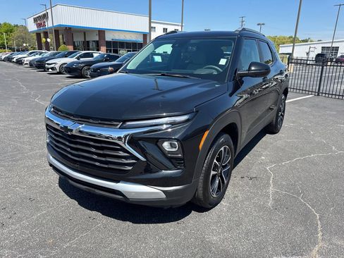 Used 2025 Chevrolet TrailBlazer LT image 2