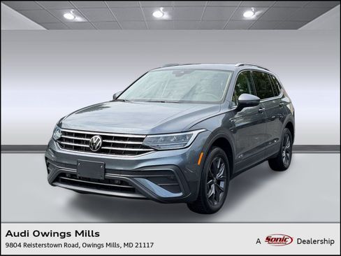 Used 2023 Volkswagen Tiguan SE FWD image 1
