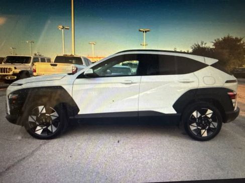 Used 2025 Hyundai Kona SEL FWD image 2