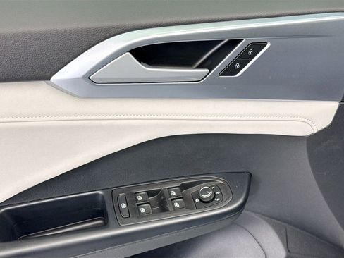 New 2026 Volkswagen Taos SE FWD image 21