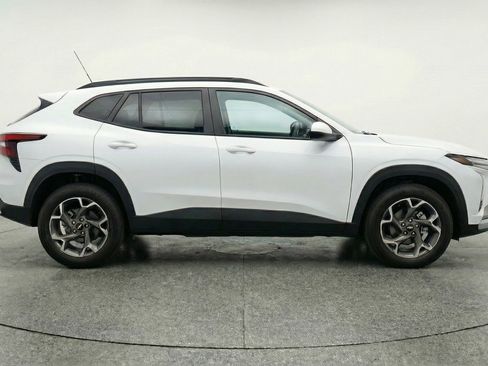 Used 2025 Chevrolet Trax LT w/ LT Convenience Package image 11