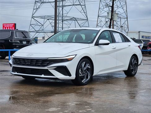 Used 2025 Hyundai Elantra SEL image 3