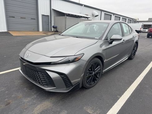 Used 2025 Toyota Camry SE image 3