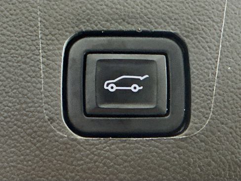 Used 2023 Chevrolet Traverse LT image 30