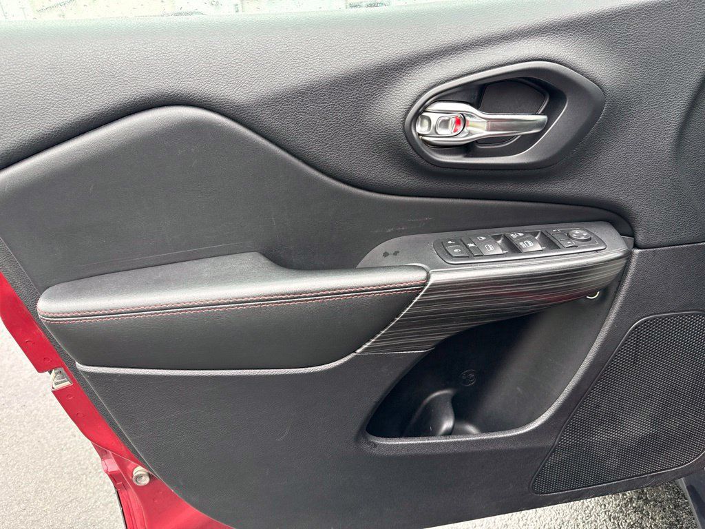 Used 2017 Jeep Cherokee Trailhawk AWD/4WD image 24