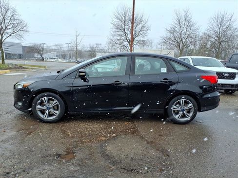 Used 2017 Ford Focus SE image 2