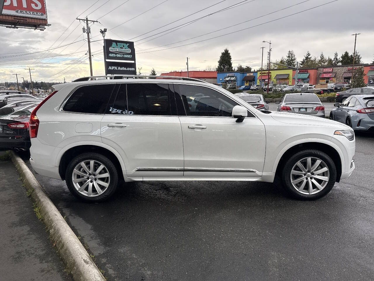 Used 2016 Volvo XC90 T6 Momentum w/ Momentum Plus Package AWD/4WD image 11
