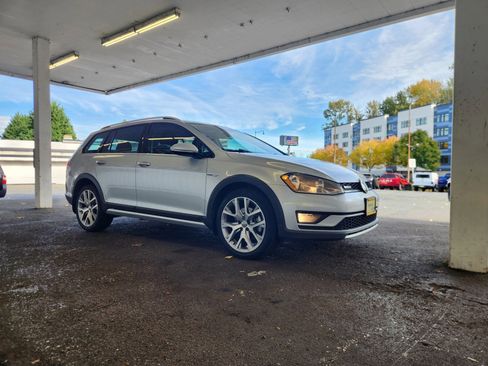 Used 2017 Volkswagen Golf Alltrack SEL image 7
