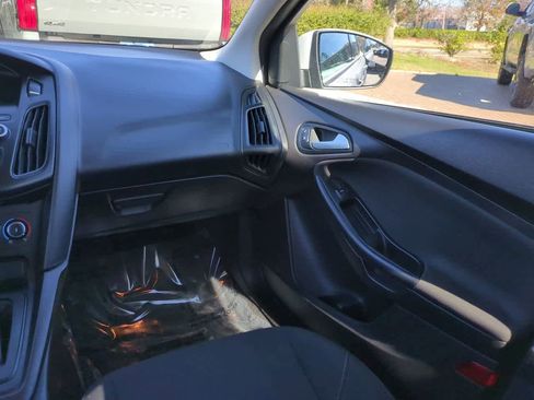 Used 2017 Ford Focus SE image 16