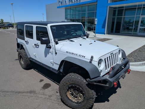 Used 2016 Jeep Wrangler Unlimited Rubicon w/ Connectivity Group AWD/4WD image 4