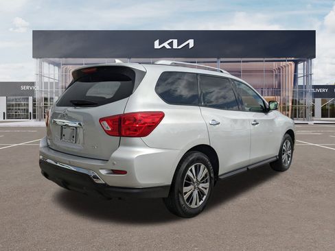 Used 2019 Nissan Pathfinder SV image 4