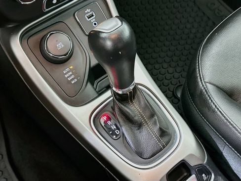 Used 2018 Jeep Compass Latitude w/ Cold Weather Group AWD/4WD image 21