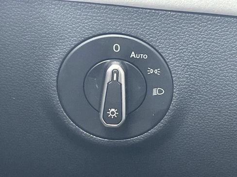 Certified 2025 Volkswagen Taos SE w/ Black Wheel Package image 19