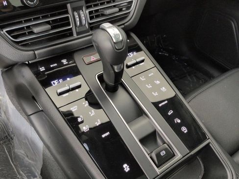 Certified 2025 Porsche Macan Turbo AWD/4WD image 13