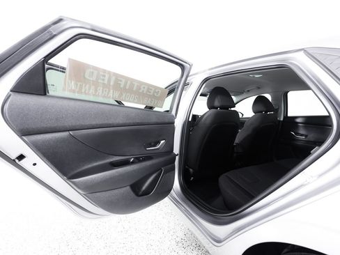 Used 2025 Hyundai Elantra SE FWD image 15
