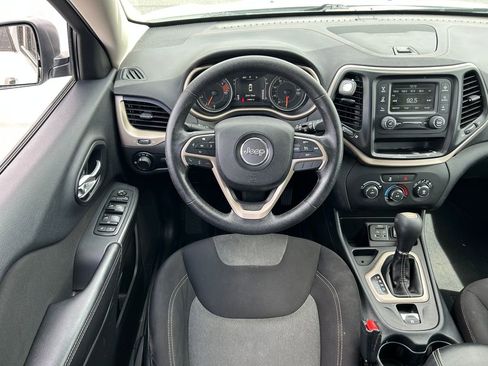Used 2016 Jeep Cherokee Sport FWD image 27