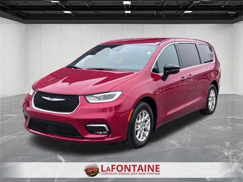 Used 2025 Chrysler Pacifica Select image 1