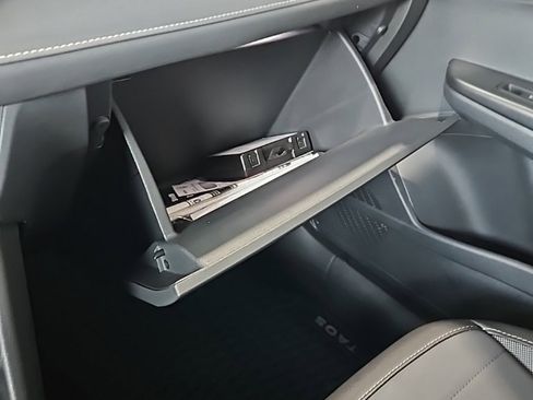 Used 2025 Volkswagen Taos SE image 29