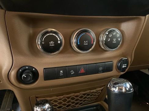 Used 2017 Jeep Wrangler Unlimited Sahara w/ Connectivity Group image 21