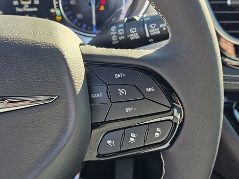 New 2026 Chrysler Pacifica Limited w/ Uconnect Theater Family Group image 18