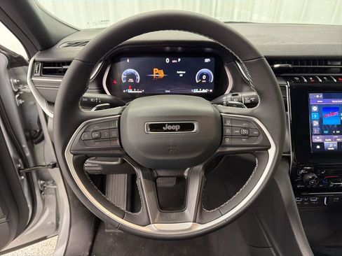 New 2025 Jeep Grand Cherokee Altitude image 19