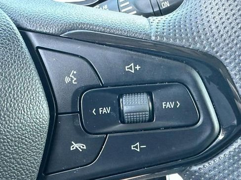 Used 2025 Chevrolet Trax LS w/ LS Convenience Package FWD image 19