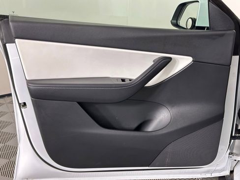 Used 2022 Tesla Model Y Long Range image 44