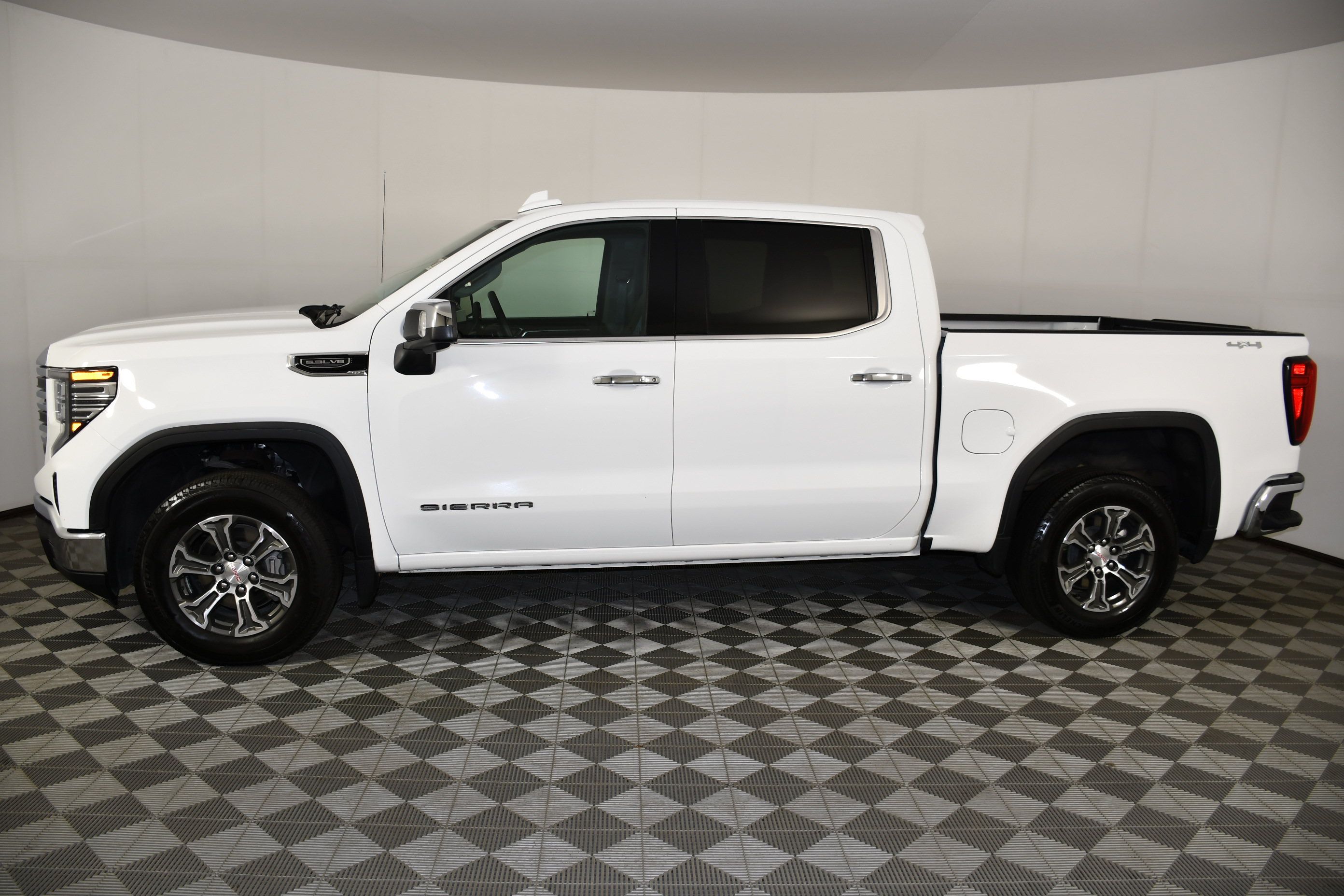 Used 2026 GMC Sierra 1500 SLT AWD/4WD image 8