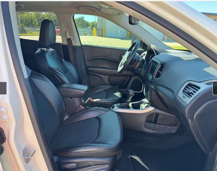 Used 2019 Jeep Compass Latitude w/ Popular Equipment Group FWD image 3