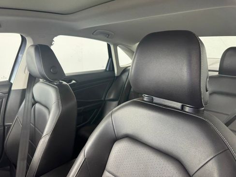 Used 2023 Volkswagen Jetta SE w/ Panoramic Sunroof Package image 3