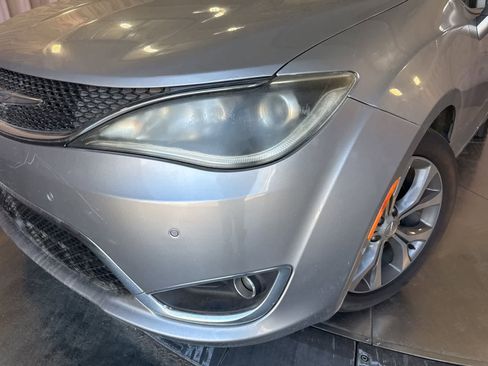 Used 2017 Chrysler Pacifica Limited FWD image 9