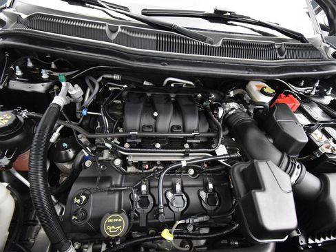 Used 2018 Ford Explorer XLT image 16