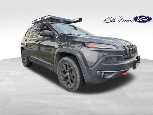 Used 2015 Jeep Cherokee Trailhawk w/ Comfort/Convenience Group AWD/4WD image 3
