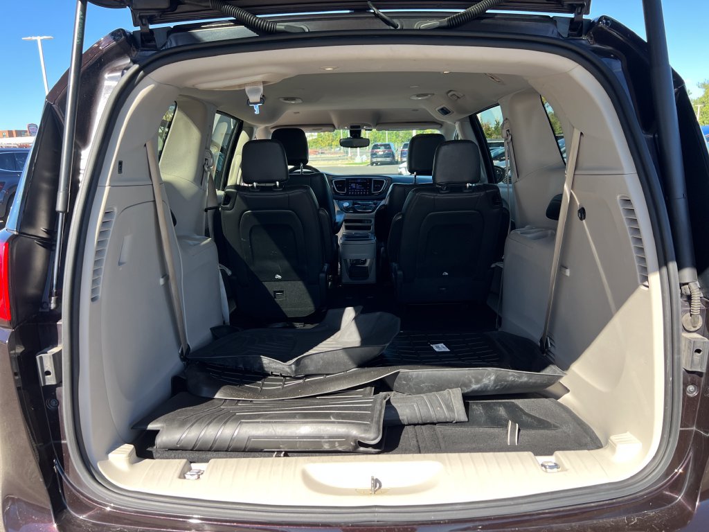 Used 2017 Chrysler Pacifica Touring-L FWD image 24