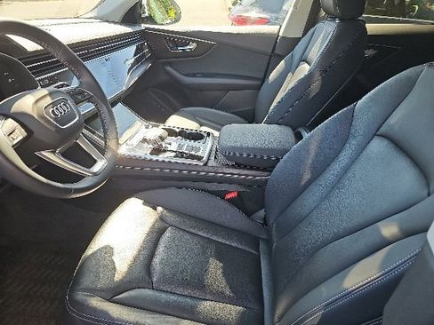 Used 2023 Audi Q8 Premium w/ Convenience Package AWD/4WD image 3