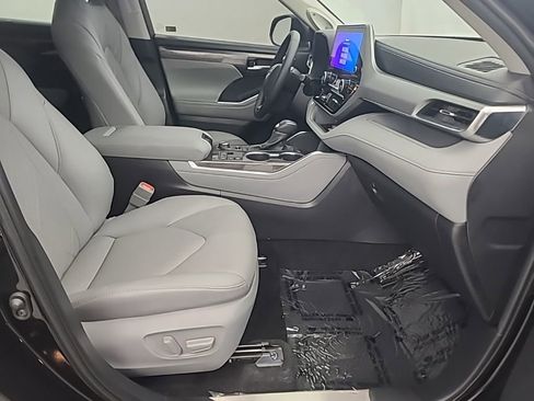 Used 2025 Toyota Highlander Platinum AWD/4WD image 16