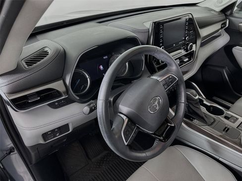 Used 2021 Toyota Highlander Limited AWD/4WD image 25