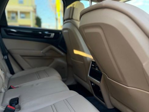 Used 2020 Porsche Cayenne image 16