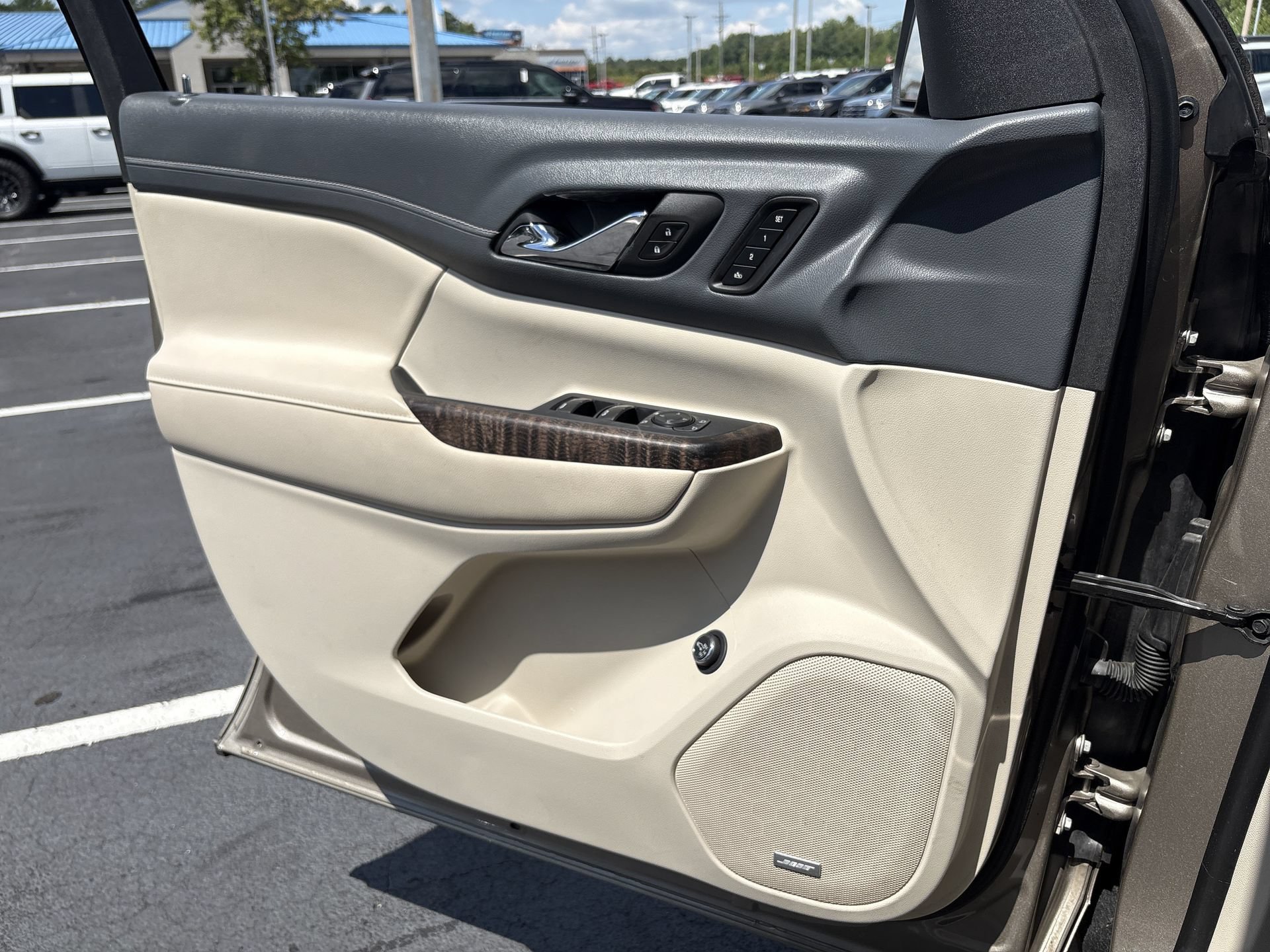Used 2023 GMC Acadia Denali w/ Denali Ultimate Package FWD image 15