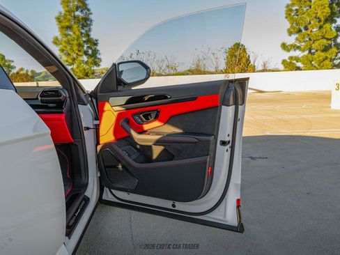 Used 2025 Lamborghini Urus SE image 36